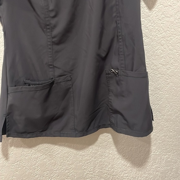 Cherokee Infinity Size small Scrub Top - Picture 2 of 4